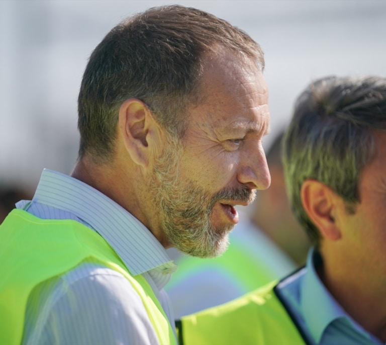 Óscar Puente destituye al presidente de Adif, Ángel Contreras, en plena crisis ferroviaria