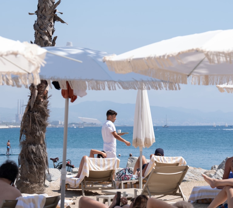 Golpe a las noches de hotel de los turistas españoles en verano