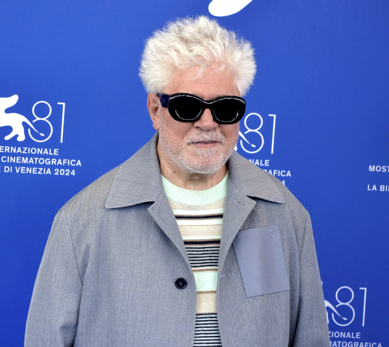 Almodóvar: "Hay que abrir los brazos a todos esos niños sin acompañamiento que luchan por llegar a nuestras fronteras"