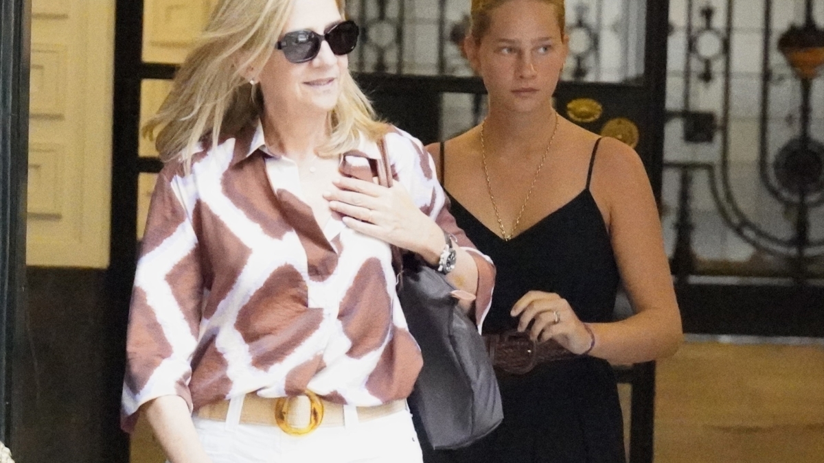 La infanta Cristina e Irene Urdangarin a la salida del taller de Lorenzo Caprile en Madrid.