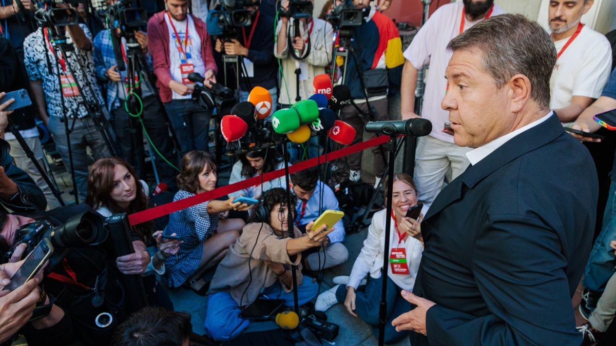 El presidente de Castilla-La Mancha, Emiliano García-Page, atiende a los medios de comunicación a su llegada a la reunión del comité federal del PSOE, en la sede federal en Madrid, este 7 de septiembre de 2024.
