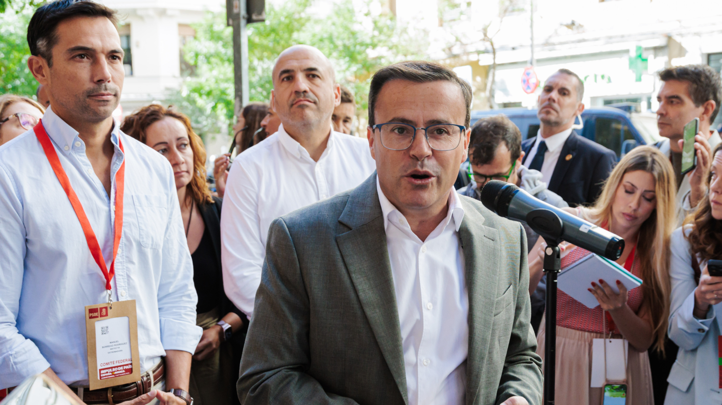 El secretario general del PSOE de Extremadura, Miguel Angel Gallardo, atiende a los medios de comunicación a su llegada a la reunión del Comité Federal del PSOE, en la sede federal del PSOE, a 7 de septiembre de 2024, en Madrid (España). Sánchez ha presidido hoy la reunión del Comité Federal del PSOE con el objetivo de aprobar una fecha definitiva para el Congreso Federal que tendrá lugar el fin de semana del 30 de noviembre en Sevilla. Además el Comité, en el que han estado presentes los líderes territoriales socialistas, ha mantenido un debate interno sobre la financiación autonómica, después de los recelos que ha provocado el acuerdo con ERC sobre el cupo catalán en diversas federaciones autonómicas del PSOE. 07 SEPTIEMBRE 2024;PSOE;COMITE;FEDERAL; Carlos Luján / Europa Press 07/9/2024
