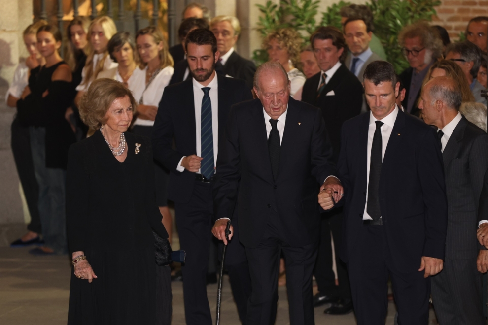 La reina Sofía y el rey Juan Carlos a la salida de la Catedral Castrense ante el funeral por Juan Gómez-Acebo este domingo.