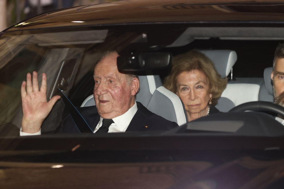 El rey Juan Carlos, a su salida del funeral por Juan Gómez-Acebo, con la reina Sofía en el asiento de atrás. 
