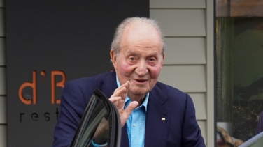 El rey Juan Carlos crea una fundación en Abu Dabi para facilitar la herencia a sus hijas