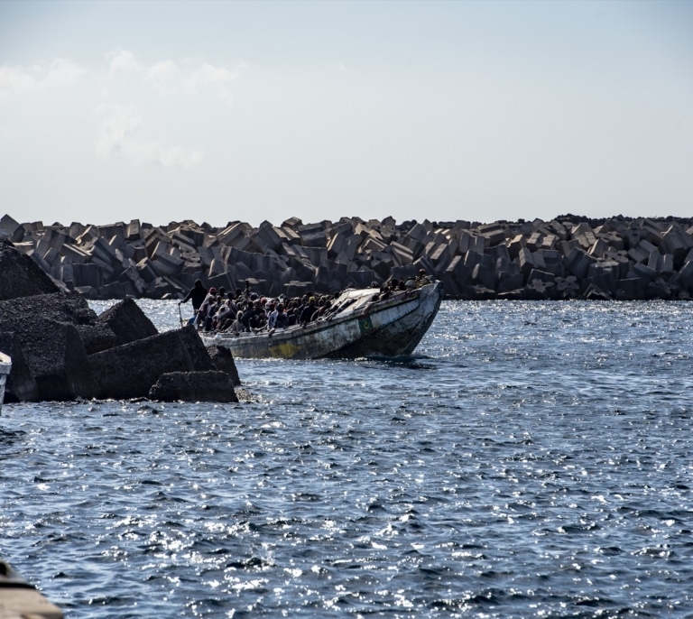 Nueve muertos y 50 desaparecidos en un cayuco que volcó cuando llegaba a El Hierro