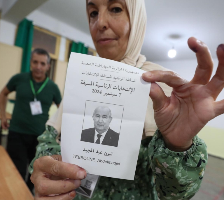 La abstención protagoniza las elecciones argelinas en las que el actual presidente barre con el 94,65% de los votos
