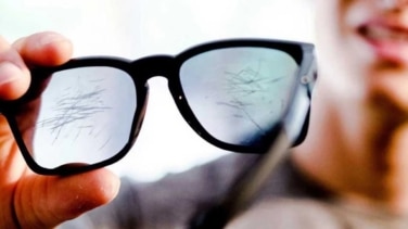 Haz esto para eliminar rayones de los cristales de las gafas sin estropearlas