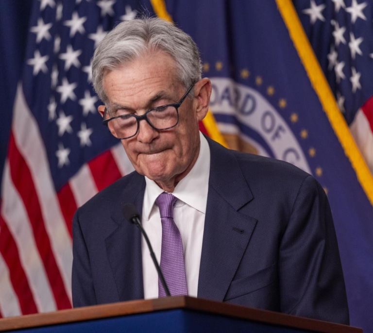 Por qué la bajada de tipos de interés entusiasma a Kamala Harris y enfada a los republicanos