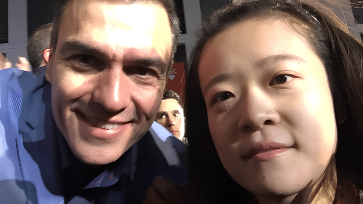 Chenglu, admiradora china de Pedro Sánchez, junto al presidente del Gobierno.