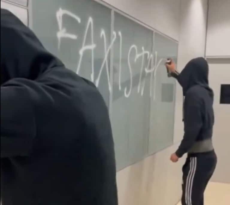 Las juventudes de Sortu retienen dos horas a un profesor de la UPV con un escrache acusándole de actitudes "fascistas"