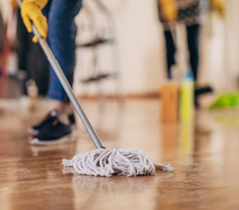 El salario mínimo que debes pagar si contratas a una empleada del hogar