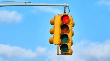 Así es el nuevo semáforo de 4 colores que llega a España. ¿Qué significa el nuevo color?