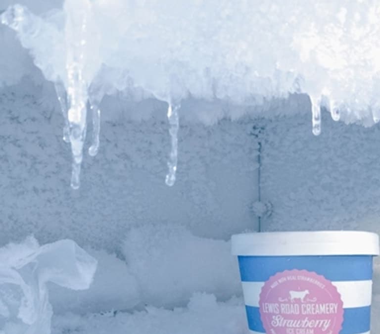 El sencillo truco del papel de aluminio para eliminar el hielo del congelador