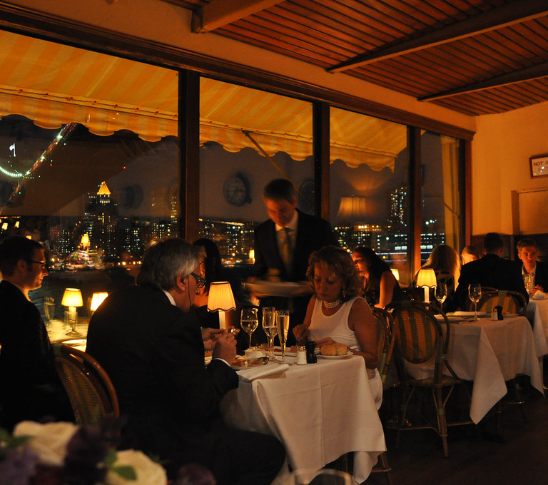 Harris y Trump están de acuerdo en quitar los impuestos a las propinas