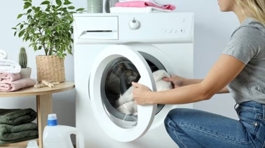 Los siete trucos que harán desaparecer las manchas amarillas de tu ropa