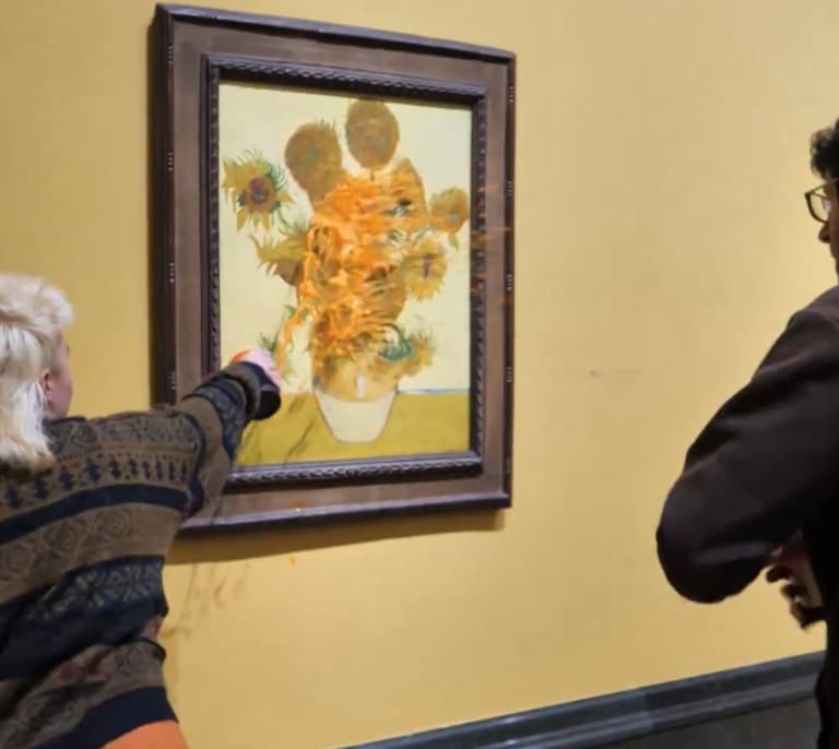 Dos activistas arrojan tomate sobre un Van Gogh tras ser condenados por una reivindicación similar