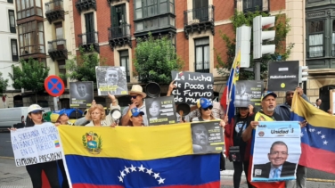 La comunidad venezolana, ante el consulado de Cabello en Bilbao: "Les han secuestrado, son rehenes del régimen"