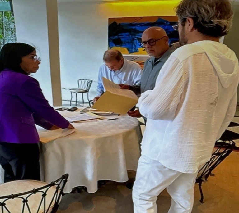 Edmundo González denuncia que el régimen chavista le coaccionó en la embajada española