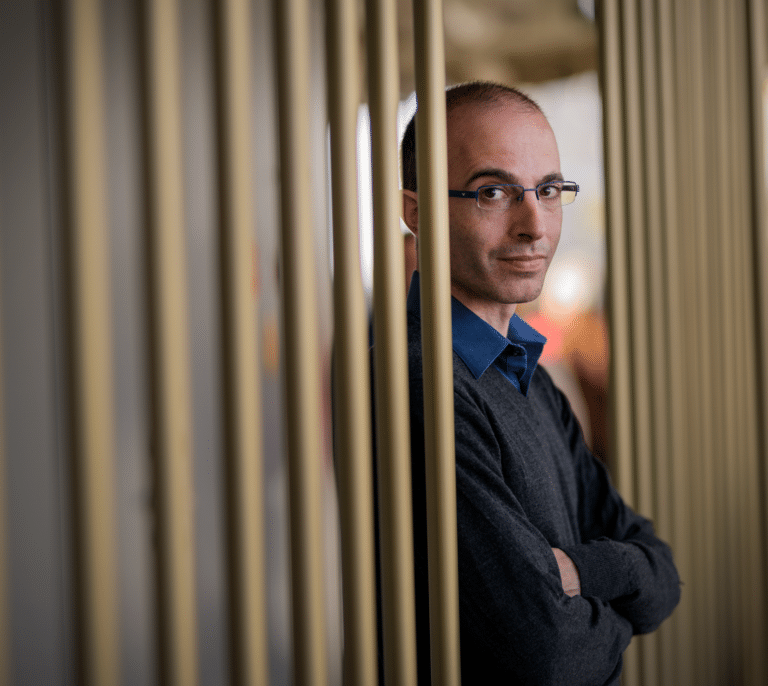 Yuval Noah Harari: "Israel e Irán ya están creando regímenes totalitarios gracias a la IA"