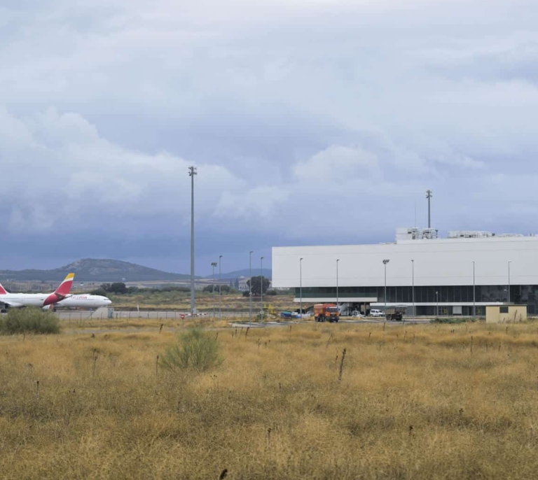 El aeropuerto de Ciudad Real contra Page: de los "ucranianos rubios" a los futbolistas negros que "meten tres goles"