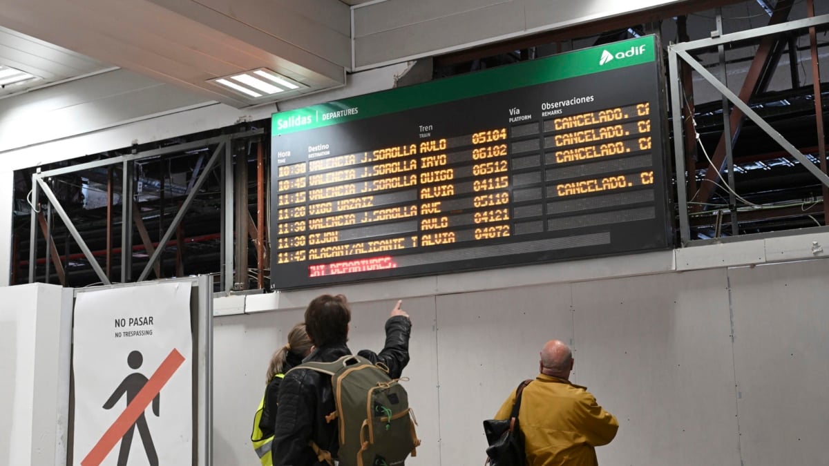Información con las cancelaciones de trenes a Valencia en la estación de Chamartín (Madrid).