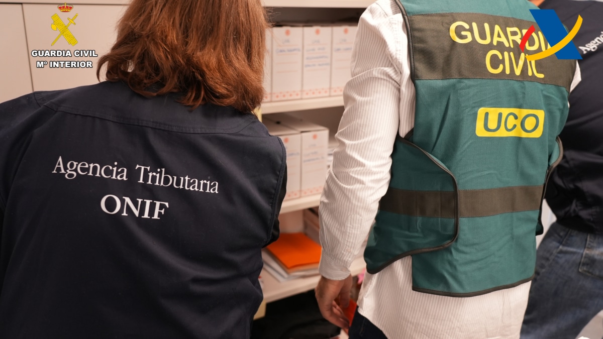 Agentes de la ONIF y la UCO durante la operación contra la trama fraudulenta de hidrocarburos.
