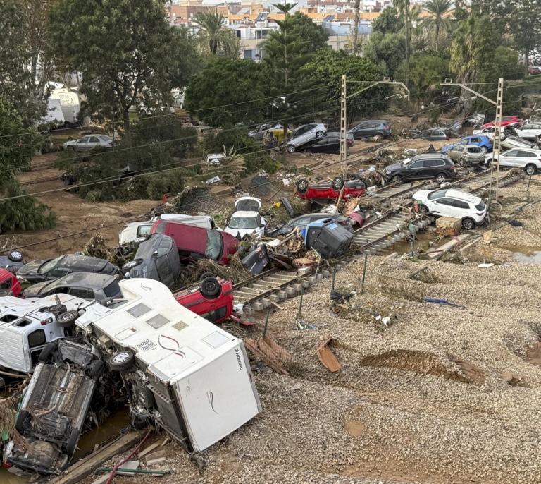 Tres semanas suspendidos los trenes entre Madrid y Valencia y meses para reparar la A-7
