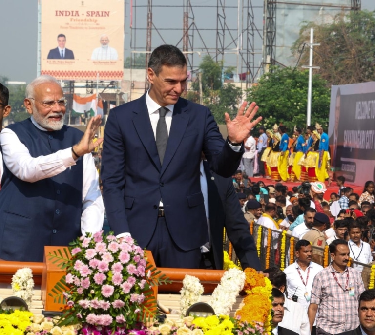 Sánchez, por fin aclamado en las calles... de la India