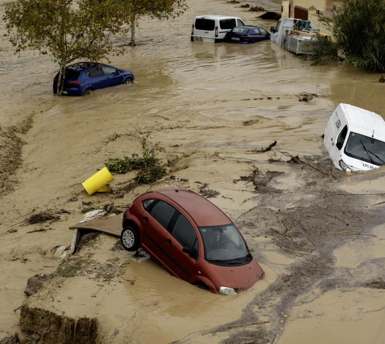 La lluvias torrenciales causan inundaciones en Málaga y Valencia, donde se moviliza la UME