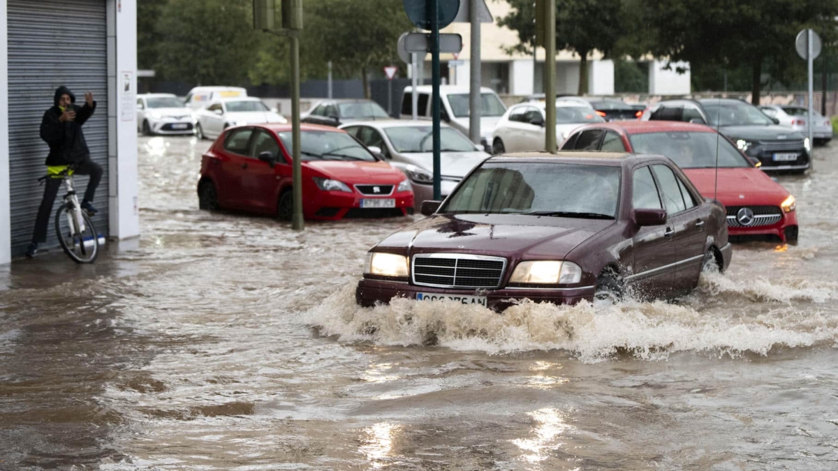 Aspecto de la Avenida Casalduch de Castellón de la Plana anegada por las aguas.