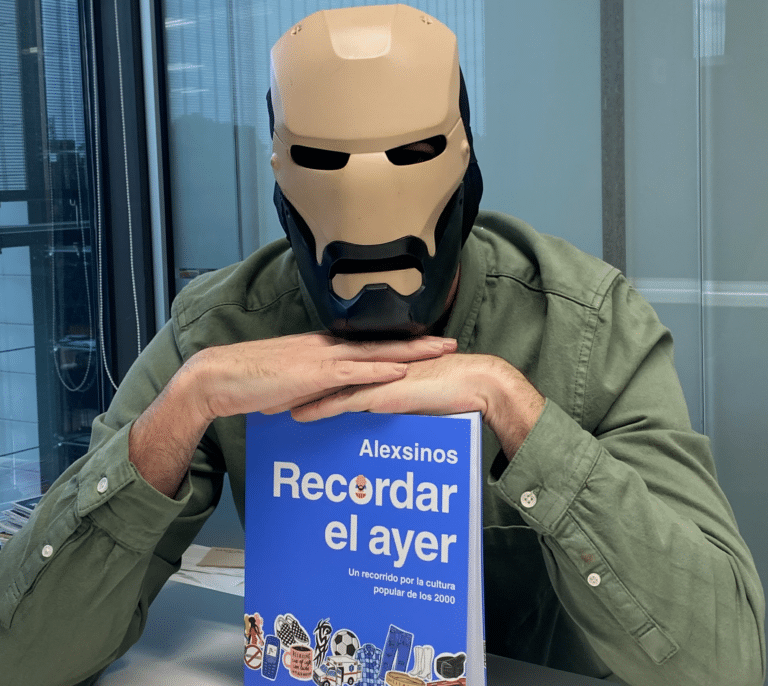 Alexsinos, el enmascarado que comenta la cultura pop: "Este año me han ofrecido ir al Benidorm Fest"
