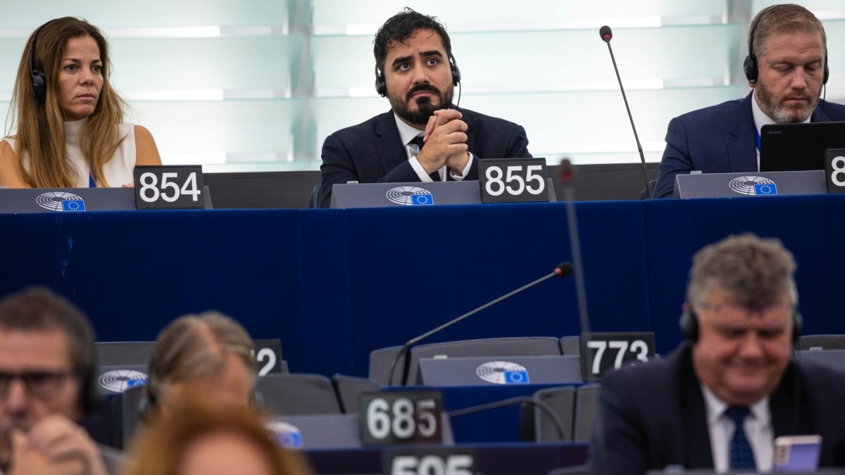 El eurodiputado español Alvise Pérez (C) asiste a un debate sobre los ataques de Hamas contra Israel