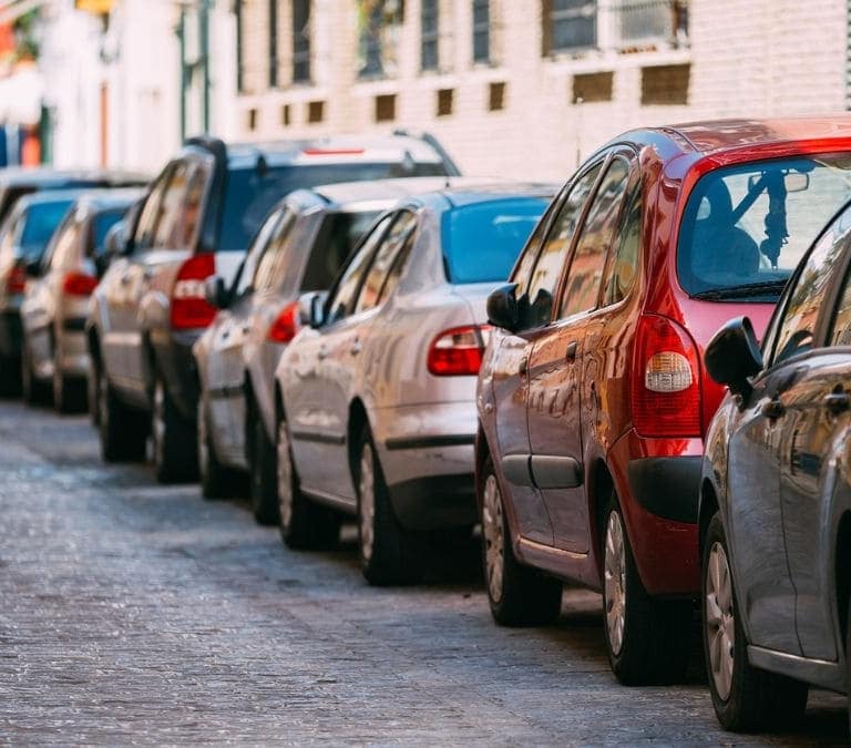 Las multas de la DGT por aparcar en sentido contrario