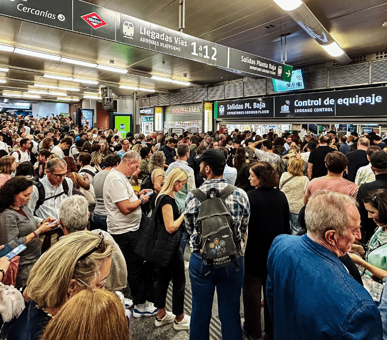 El descarrilamiento del AVE en el túnel entre Atocha y Chamartín provoca la cancelación de la mitad de los trenes con Levante
