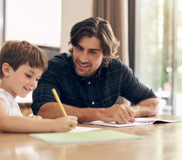 Hacienda tiene esta ayuda de 2.400 euros para familias con hijos: así puedes solicitarla