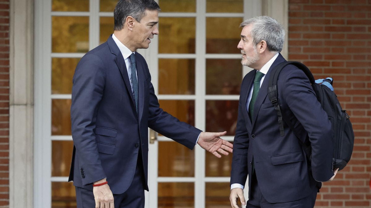 MADRID, 10/10/2024.- El presidente del Gobierno, Pedro Sánchez, recibe al presidente de Canarias, Fernando Clavijo (d), este jueves, en el Palacio de la Moncloa, en el marco de la ronda de contactos abierta con todos los presidente autonómicos. EFE/ Chema Moya