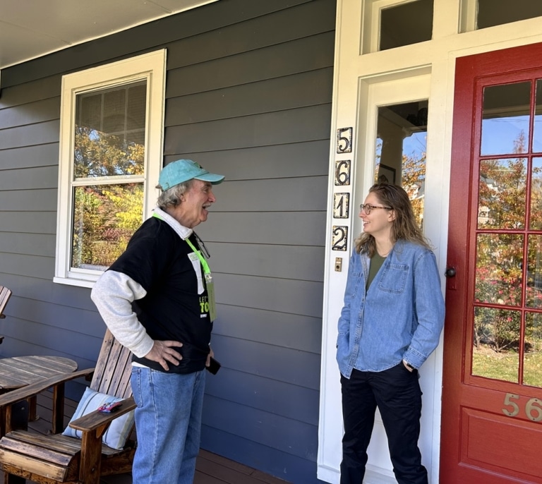 "Toc, toc, ¿puedo convencerlo de que vote a Angela Alsobrooks?": así es un día de puerta a puerta en Estados Unidos
