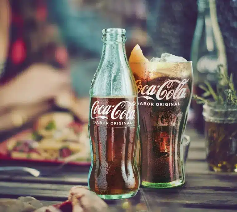 La botella de vidrio de Coca-Cola suma más bares y restaurantes: ya la usa casi un 90% de sus clientes de hostelería