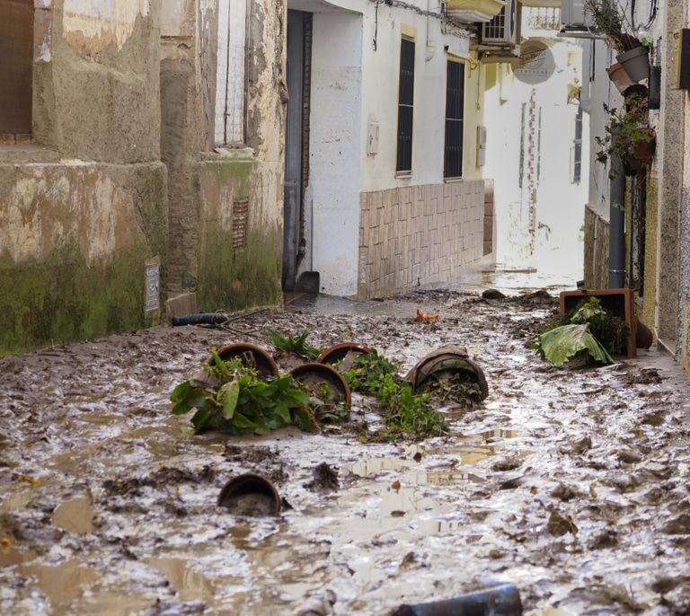 Una lancha por la calle y una elevadora: los increíbles rescates de la Guardia Civil en Mira (Cuenca) por la DANA