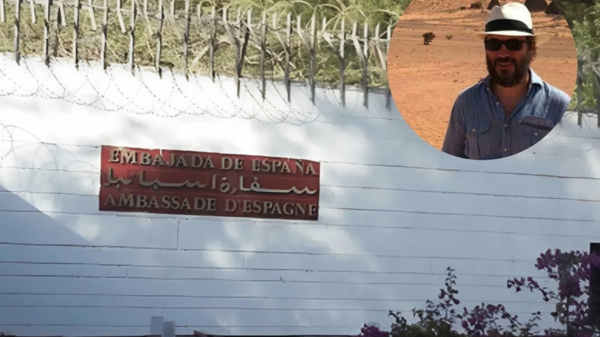 Imagen de la fachada de la embajada de España en Mauritania junto a una fotografía de José Lorenzo Outón.