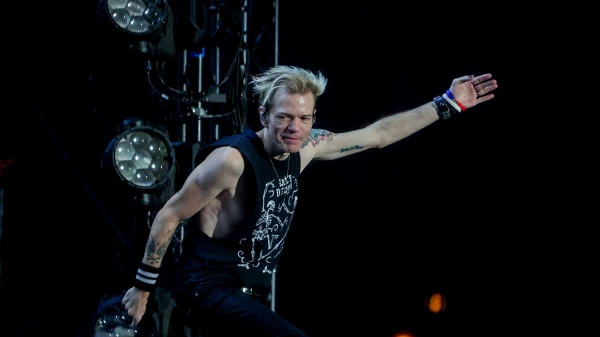 Deryck Whibley durante un concierto de Sum 41 en el Mad Cool 2024.