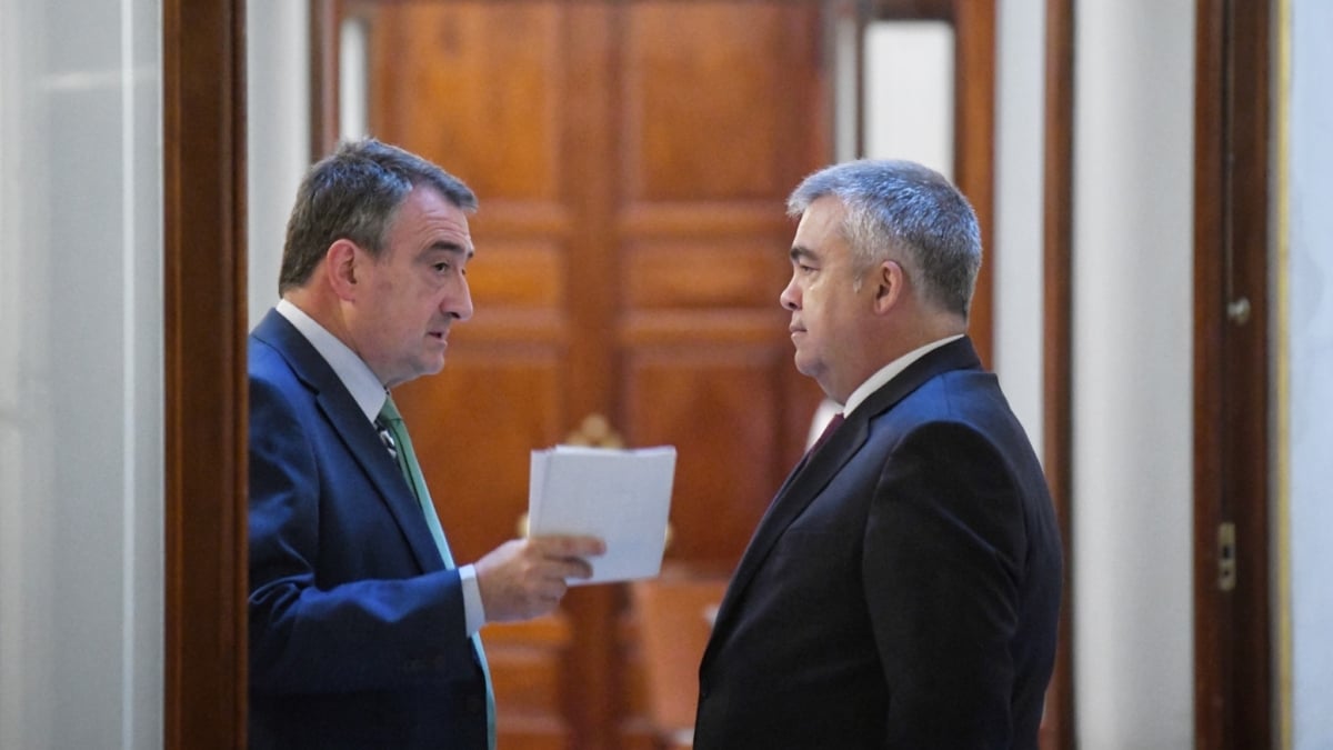 (Foto de ARCHIVO) El portavoz del PNV en el Congreso, Aitor Esteban (i) y el secretario de Organización del PSOE, Santos Cerdán (d), durante una sesión plenaria, en el Congreso de los Diputados, a 10 de septiembre de 2024, en Madrid (España). El Pleno del Congreso debate hoy y vota mañana, 11 de septiembre, la financiación singular de Cataluña pactada por el PSC y ERC a instancia del PP. En concreto, se trata de una moción derivada de una interpelación urgente dirigida a la vicepresidenta y ministra de Hacienda que tuvo lugar en la última sesión plenaria del pasado mes de junio, antes del paréntesis estival, por lo tanto fue registrada antes de que Esquerra y el PSC llegasen a un acuerdo para impulsar un nuevo sistema de financiación para Cataluña similar al concierto económico. Fernando Sánchez / Europa Press 10 SEPTIEMBRE 2024;PLENO;CONGRESO;DIPUTADOS;MINISTROS;POLÍTICA;FINANCIACIÓN SINGULAR; 10/9/2024