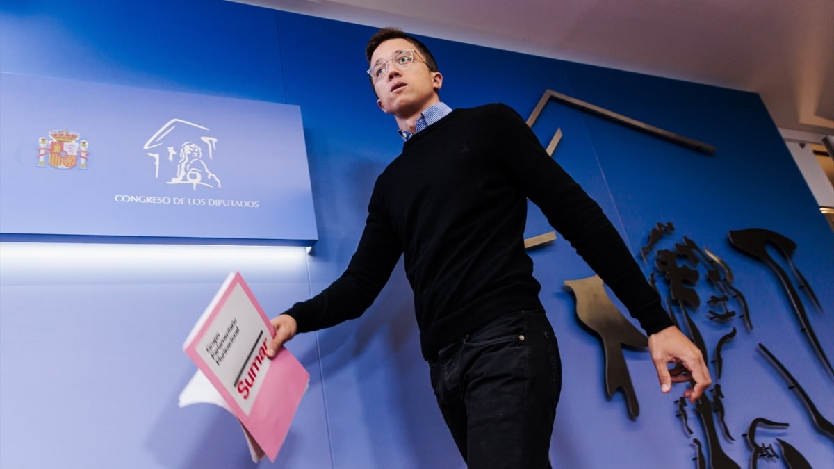 El diputado de Sumar Iñigo Errejón llega a una rueda de prensa posterior a la Junta de Portavoces, en el Congreso de los Diputados, a 24 de septiembre de 2024, en Madrid (España).