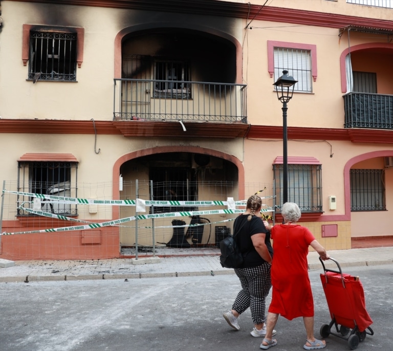 Un teléfono cargándose sobre un sofá, la causa del incendio que provocó la muerte de una familia en Guillena