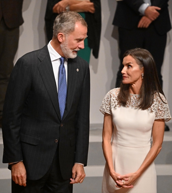 Don Felipe y doña Letizia comparten una mirada durante los premios Nacionales de Cultura en el museo Reina Sofía. 