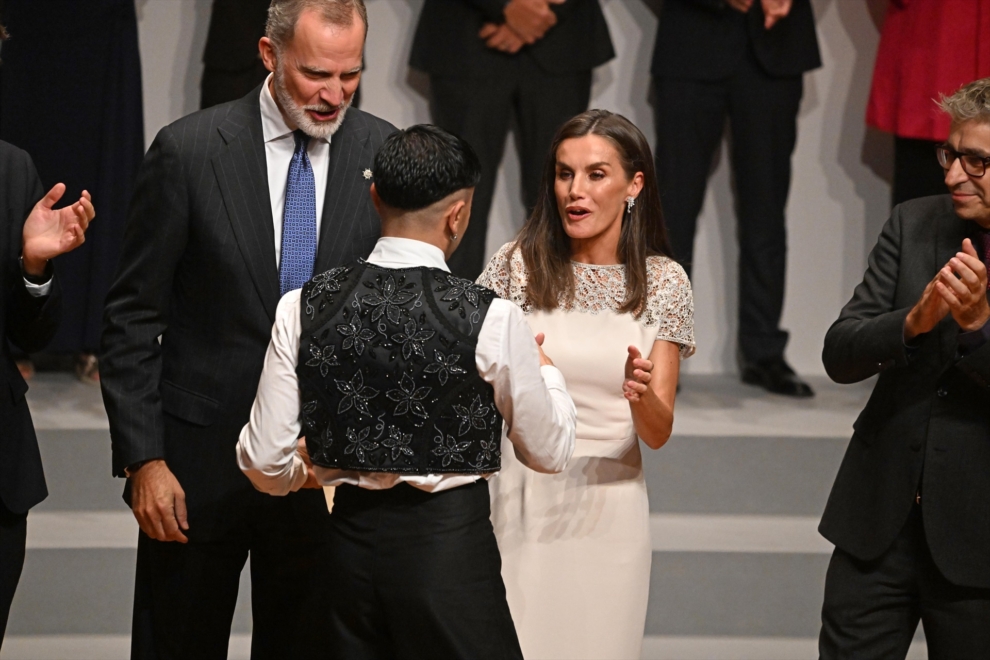 Los reyes hacen entrega del premio Nacional de Músicas Actuales al artista asturiano Rodrigo Cuevas.