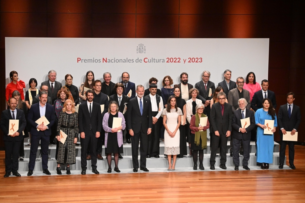Los reyes posan con los premiados en la gala de entrega de los premios Nacionales de Cultura 2022 y 2023 en el Museo nacional de arte Reina Sofía acompañados por el Ministro de Cultura, Ernest Urtasun.