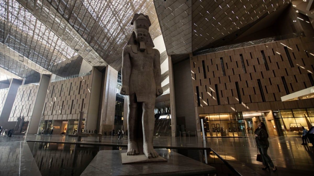 Estatua del faraón Ramses II en la escalinata de acceso al Gran Museo Egipcio.