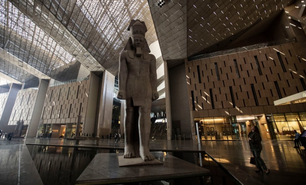 Estatua del faraón Ramses II en la escalinata de acceso al Gran Museo Egipcio.